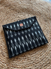 Load image into Gallery viewer, Sooti Envelope Ikat Black & White - Big Size