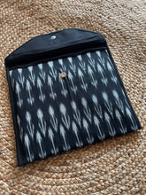Load image into Gallery viewer, Sooti Envelope Ikat Black & White - Big Size