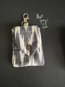 Sooti airpod cover in ikat white & grey