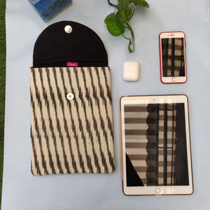 Sooti iPad Sleeve – Ikat White with Grey Stripes